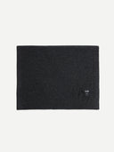 Kaschmir Strickdecke in Charcoal, gefaltet als Flatlay mit sichtbarem GOBI Label