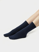Kaschmir Bettsocken Unisex in navy blazer mit geripptem Bündchen, am Model getragen, Seitenansicht