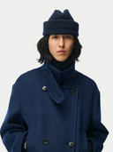 Model trägt Unisex Kaschmir Mütze in Navy Blazer mit gerippter Umschlagkante, Frontansicht