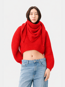 Modell trägt roten Kaschmir Pullover in Cropped-Länge in fiery red mit Schal, Vorderansicht