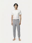 Modell trägt Herren Kaschmir Jogginghose in Plum Kitten mit weißem Shirt, Frontansicht