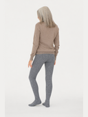 Rückansicht der Strickstrumpfhose in Plum Kitten, kombiniert mit beigem Pullover