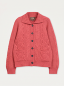 Damen Kaschmir Strickjacke in Bright Red mit Zopfmuster, Cutaway-Kragen, sechs Knöpfen und Taschen, Vorderansicht