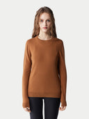 Damen Kaschmirpullover mit Rundhalsausschnitt in Cognac, Vorderansicht am Model