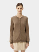Modell trägt Kaschmir Strickjacke Damen in Taupe mit Rundhalsausschnitt und Knopfleiste, Vorderansicht