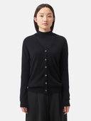 Damen Kaschmir Strickjacke in Schwarz mit V-Ausschnitt und Knopfleiste, von Modell getragen, Vorderansicht