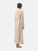 Rückansicht des langen Morgenmantels in Beige mit Gürtel an der Taille, am Model