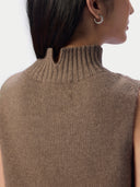 Detailaufnahme des geripptem Stehkragens in Taupe im Nacken, Nahaufnahme der Strickstruktur