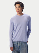 Model trägt den schmal geschnittenen Pullover in Classic Blue zu hellen Jeans, Nahaufnahme