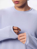 Detailaufnahme von Halsausschnitt und Ärmelsaum mit weicher Rollkante in Classic Blue
