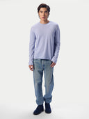 Ganzkörperansicht von vorne: Strick in Classic Blue kombiniert mit Jeans und dunklen Schuhen