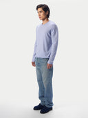 Seitenansicht am Model zeigt Ärmellänge und schmale Linie des Strickteils in Classic Blue