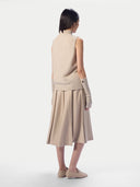 Rückansicht am Model: ärmelloses Oberteil in natural beige mit geripptem Kragen und Saum