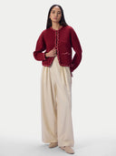 Ganzkörperansicht von vorne, Chili Red Jacke in Kokonform zu cremefarbener weiter Hose