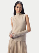 Detailaufnahme von Stehkragen, Armausschnitt und Rippsaum in natural beige am Model