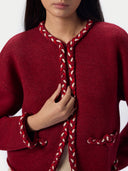 Detailaufnahme der geflochtenen Borte an Ausschnitt, Front und Zierltasche in Chili Red
