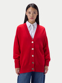 Modell trägt die weit geschnittene Strickjacke in Bright Red über weißer Bluse, Vorderansicht