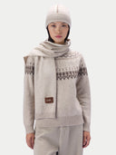 Schal in Natural Beige um den Hals gelegt, lange Enden fallen vorn herab