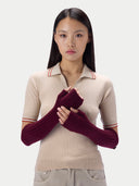 Model trägt Armstulpen in Wine Red zu beigefarbenem Poloshirt, Vorderansicht