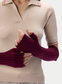 Detailaufnahme der Stulpen in Wine Red am Unterarm, Rippstrick und freie Finger