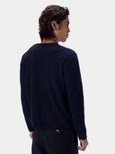 Rückansicht am Modell, glatter Jerseystrick in Navy mit gerollter Saumkante