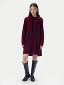 Modell trägt das Kleid in Wine Red mit um die Schultern gebundenem Schaltuch, Frontansicht