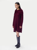 Seitenansicht am Modell, Wine Red, Schaltuch über den Schultern geknotet, A-Linie mit längerem Rücken