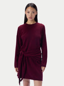 Kleid in Wine Red am Modell, Tuch in der Taille gebunden, Rundhalsausschnitt in Nahansicht
