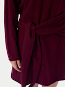 Detailaufnahme des geknoteten Schalgürtels in Wine Red mit Falten und gerollter Saumkante