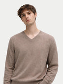 Modell trägt den taupefarbenen V-Ausschnitt Pullover, Nahaufnahme von Ausschnitt und Schultern