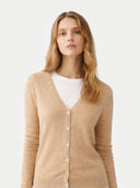Kaschmir Strickjacke in Beige mit V-Ausschnitt und Knopfleiste, Vorderansicht am Model
