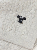 Detailaufnahme des Zopfstrickmusters und des GOBI Labels auf der dämmerung blauen Decke
