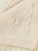 Kaschmir Decke mit Zopfmuster in Off White, Detailansicht mit glattem Rand und GOBI Logo-Etikett