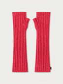 Paar in Bright Red von vorn, Nahaufnahme der Rippstruktur und des kleinen Labels am Saum