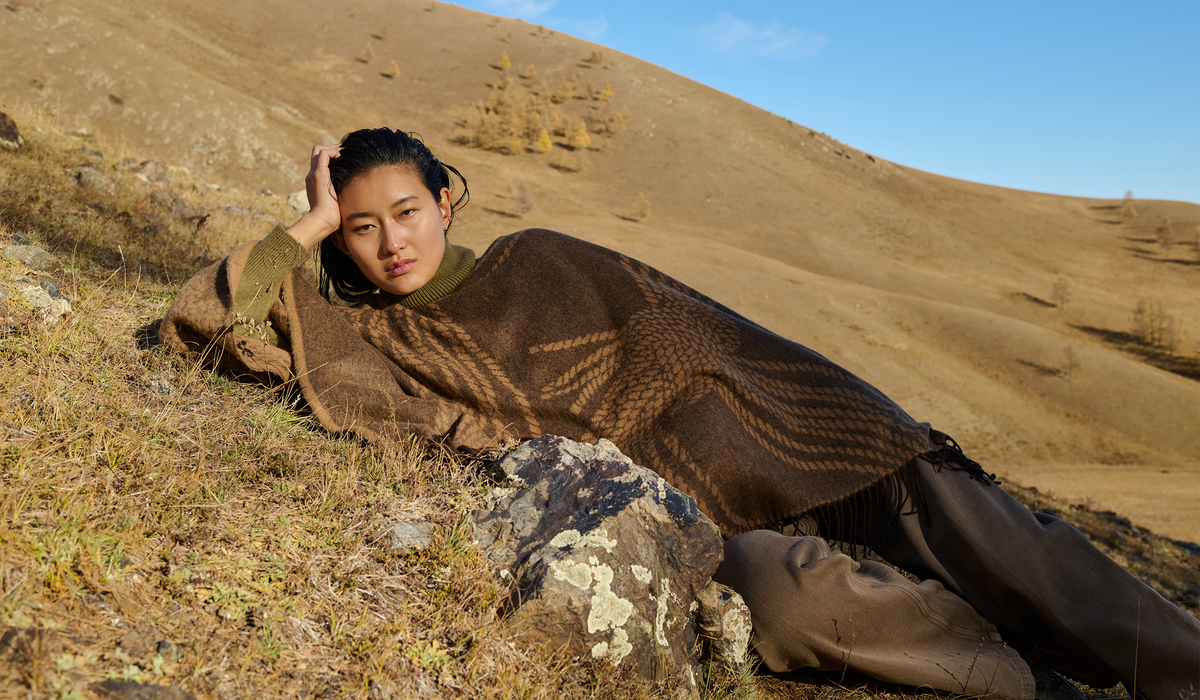Collage aus Frauen und Männern in GOBI Kaschmir im Freien, mit Nahaufnahmen eines marineblauen Half-Zip-Pullovers und gefalteter Strickpullover