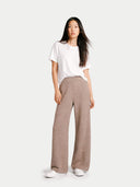 Modell trägt weit geschnittene Kaschmir Hosen Damen in Taupe mit hohem Bund, Vorderansicht