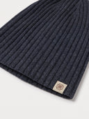Nahaufnahme der Kaschmir Strickmütze in Midnight Blue mit Rippenstrick und kleinem Logo-Etikett am Bund