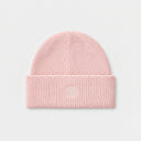 Gerippte Kaschmir-Mütze in Light Pink mit Umschlag und Ton-in-Ton-Stickdetail, Vorderansicht als Flatlay