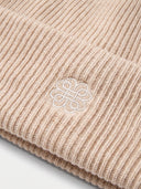 Gerippte Kaschmir-Mütze in Beige, Detailansicht des Umschlags mit hellem Ton-in-Ton-Stickdetail