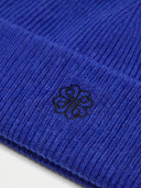 Nahaufnahme der gerippten Kaschmir Mütze in Leuchtendblau mit gesticktem Monogramm am Umschlag