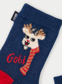 Nahaufnahme des Bündchens mit GOBI Etikett und Rentiermotiv der Gobi Kaschmirsocken für Weihnachten in Deep Cobalt