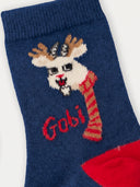 Nahaufnahme des Rentiermotivs und des Gobi Schriftzugs auf den Kaschmirsocken in Deep Cobalt