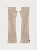 Fingerlose Kaschmir-Stulpen im Rippstrick in Naturbeige mit Daumenöffnung und langem Schaft, flach liegend von vorne