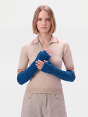 Model trägt fingerlose Kaschmir Stulpen in Bright Blue im Rippstrick, bis zum Unterarm reichend, Vorderansicht