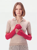 Fingerlose Kaschmir-Stulpen im Rippstrick in Bright Red, von einem Model getragen, lang bis zum Unterarm, Vorderansicht