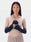 Model trägt fingerlose Kaschmir-Stulpen in Navy im Rippstrick, lang bis über den Unterarm, Vorderansicht
