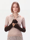 Model trägt fingerlose Kaschmir Stulpen in Mole Brown im Rippstrick, lang bis zum Unterarm, Frontansicht
