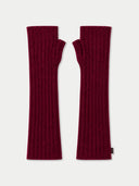 Paar Armstulpen in Wine Red, flach liegend mit sauber gefasster Daumenöffnung