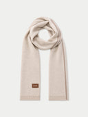 Kaschmir Schal in Natural Beige mit Längsstreifen und Lederlabel, flach liegend arrangiert