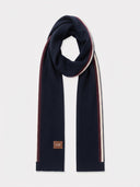 Kaschmirschal in Navy mit Intarsienstreifen in Bordeaux und Creme an einer Längskante und GOBI-Lederlabel, flach liegend arrangiert